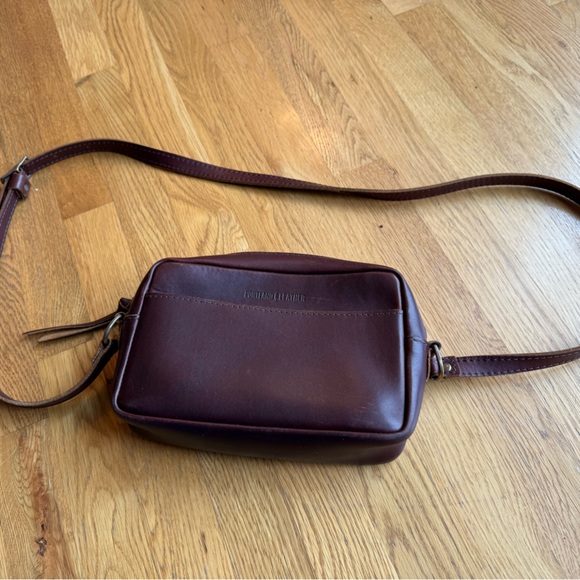 Portland Leather, a lightweight small handbag/purse - Picture 3 of 5